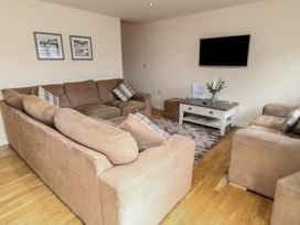 A living room with sofas and a coffee table at Lodge 13 in Brigg