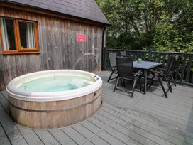 An outdoor area with a hot tub and seating at Lodge 13 in Brigg