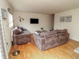 James Ville Marina Lodge 14 - Lincolnshire - 1177805 - thumbnail photo 4