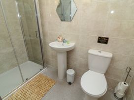 A bathroom with a shower, sink, and toilet at Lodge 14 Brigg