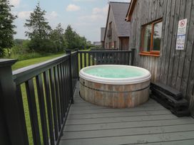 A hot tub on a wooden deck at Lodge 14 in Brigg