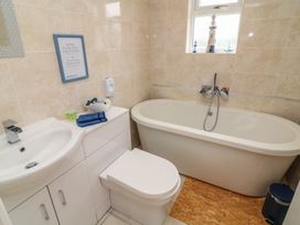 A bathroom with a sink, toilet, and bathtub at Lodge 21 Brigg