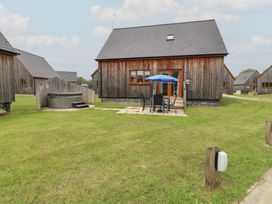 An outdoor area with a hot tub and seating at Lodge 21 in Brigg
