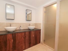 A bathroom with sinks and mirrors at The Threshing Barn in Chipping Norton