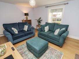 A living room with sofas and a coffee table at Linn Cottage in Hexham