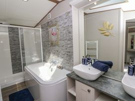 A bathroom with a bathtub and sinks at The Beaumont No 34 in New Quay