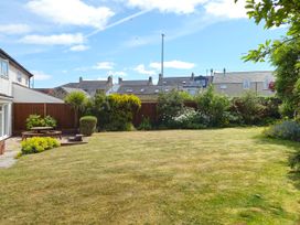 A garden with a table and chairs at 13 Seafield Road