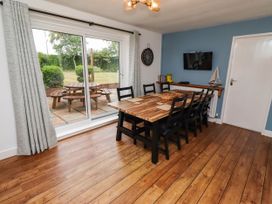 A dining room with a table and chairs at Bari House in Seahouses