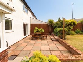 A garden with a patio table and chairs at Bari House in Seahouses