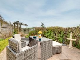 An outdoor seating area with chairs and table in the garden at The Granary in Alnwick