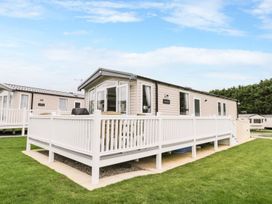 A caravan with a deck in front at Kelly's Retreat in Scarborough