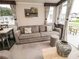 A living room with a sofa and dining table at Kelly's Retreat in Scarborough