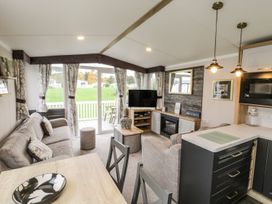 A living room with a sofa and TV at Kelly's Retreat in Scarborough