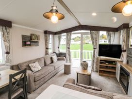 A living room with a sofa and television at Kelly's Retreat in Scarborough
