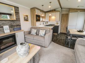 A living room with a sofa and dining area at Kelly's Retreat in Scarborough