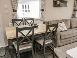 A dining room with a table and chairs at Kelly's Retreat in Scarborough