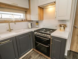 A kitchen with a sink and stove at Kelly's Retreat in Scarborough