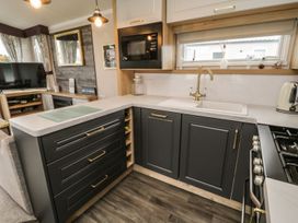 A kitchen with a sink and stove at Kelly's Retreat in Scarborough