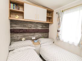 A bedroom with two beds and a shelf at Kelly's Retreat in Scarborough