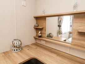 A dressing room with a mirror and shelf at Kelly's Retreat in Scarborough