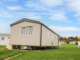 A mobile home on a grassy area at Kelly's Retreat in Scarborough