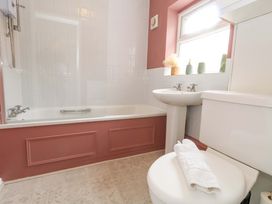 A bathroom featuring a bathtub, toilet, and sink at Otter Cottage in Weymouth