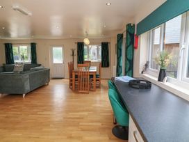 A living room with a dining area and sofa at James Ville Marina Lodge 22 in Brigg