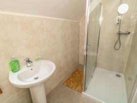 A bathroom featuring a shower and sink at James Ville Marina Lodge 22 in Brigg