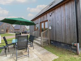 An outdoor area with a table and chairs at James Ville Marina Lodge 22 in Brigg