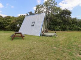 A house with a sloped roof and a table at Robin in Monewden near Otley, Suffolk