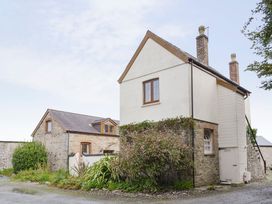 A house with windows and a garden at Horseshoe Cottage in Budock Water near Falmouth