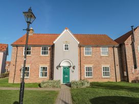 A house with green door and lamp post at Rosie's Retreat in Filey