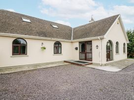 A bungalow with a pathway at Lilly's Bungalow in Clonakilty, County Cork