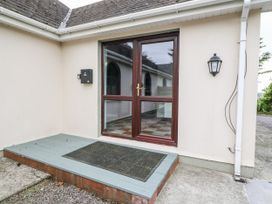 An entrance area with a front door and mailbox at Lilly's Bungalow in Clonakilty, County Cork