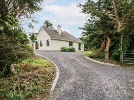 A house and driveway surrounded by trees at Lilly's Bungalow in Clonakilty, County Cork