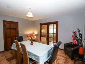 A dining room with a table and chairs at Lilly's Bungalow in Clonakilty, County Cork