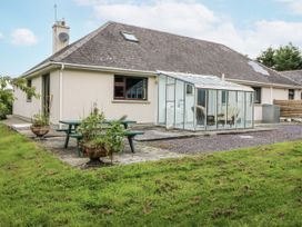 A bungalow with a garden and a glasshouse at Lilly's Bungalow, Clonakilty, County Cork