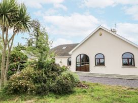 A bungalow with garden and pathway at Lilly's Bungalow in Clonakilty, County Cork