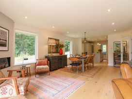 A living room with furniture and windows at Lakeside Lodge in Witherenden Hill near Burwash