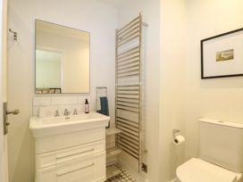A bathroom with a wash basin and toilet at Lakeside Lodge near Burwash