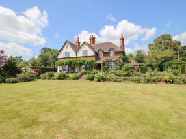 A house with a garden and lawn at Uplands House in Ledbury