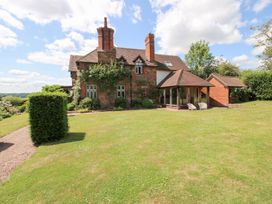 An exterior view of a house with garden at Uplands House in Ledbury
