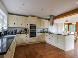 A kitchen with cabinets and appliances at Uplands Dowerhouse in Wellington Heath near Ledbury