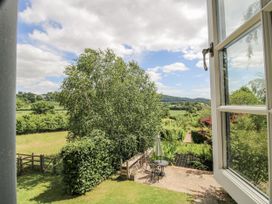 A garden view featuring a table and chairs at Garden Cottage Wellington Heath near Ledbury