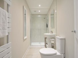 A bathroom featuring a shower, sink, and toilet at Evelyn in Looe