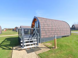 A pod with a deck and stairs at New Pod Kilkhampton