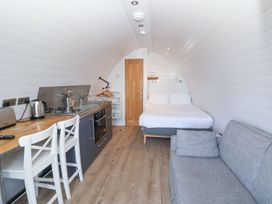 A studio with a kitchen area and bed at New Pod in Kilkhampton