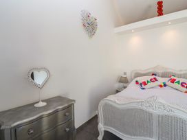A bedroom with a bed, dresser, and mirror at Noflash Malpal in Bristol