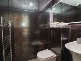 A bathroom with a sink, toilet, and towels at Noflash Malpal in Bristol