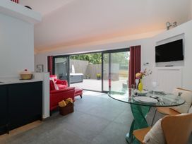 A living room with a dining area at Noflash Malpal in Bishop Sutton
